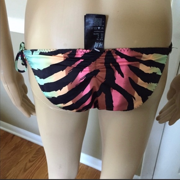 Bikini - Picture 3 of 3